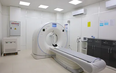 병원 영상검사실의 CT 스캐너 — 의료기기 수입
